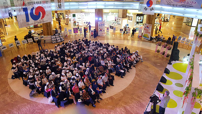  
More than 200 Koreans and Indonesians on March 3 attend a celebration of the centennial anniversary of Korea’s March First Independence Movement at Lotte Shopping Avenue in Jakarta.
